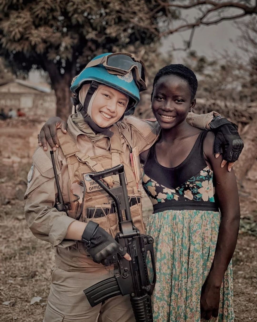 10 ภาพที่น่าลุ่มหลง ตำรวจสาวสวยรับราชการในแอฟริกา