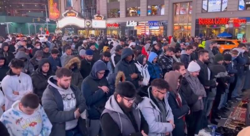 มุสลิมอเมริกันกว่า 1,000 คน ละหมาดเข้าเดือนรอมฎอน กลางนครนิวยอร์ก