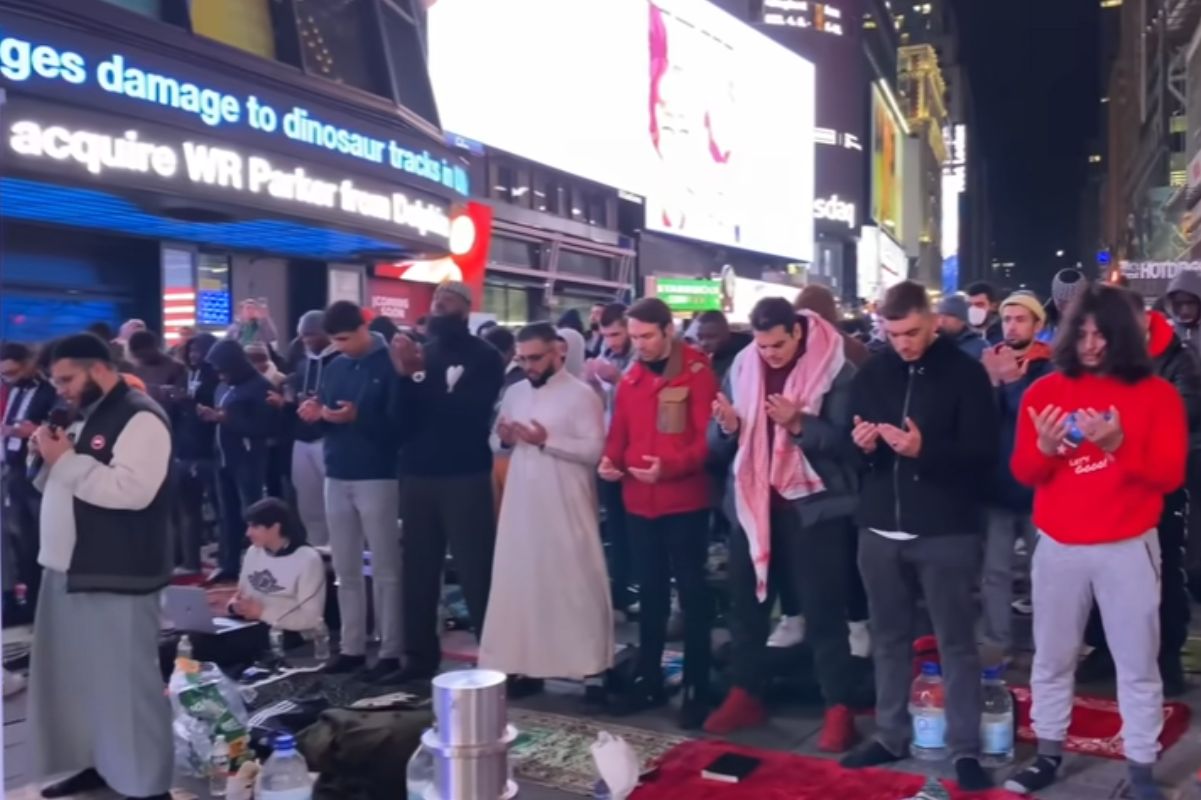 มุสลิมอเมริกันกว่า 1,000 คน ละหมาดเข้าเดือนรอมฎอน กลางนครนิวยอร์ก