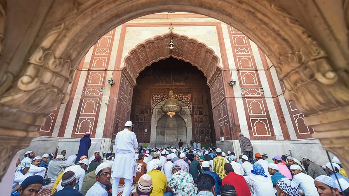 ภาพมุสลิมอินเดีย ละหมาดศุกร์แรกของรอมฎอน