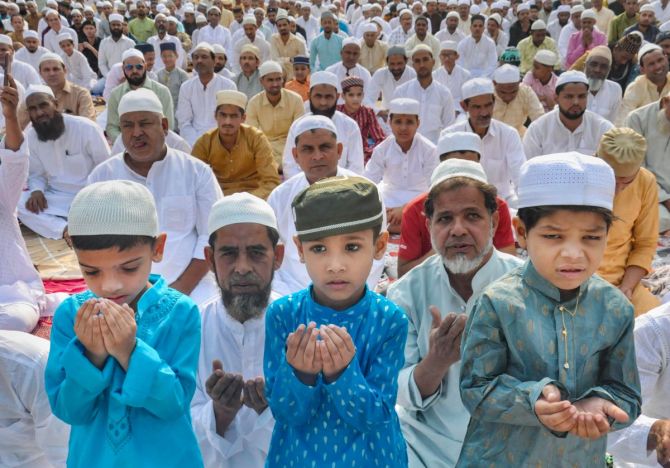 มุสลิมอินเดียมหาศาลได้ละหมาดอีดอีกครั้ง หลัง 2 ปีเต็ม (ชมภาพ)