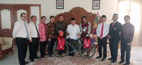หนุ่มอินโดนีเซียมุ่งมั่นปั่นจักรยาน 5,000 กม.ทำพิธีฮัจญ์