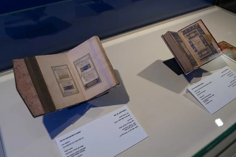 พิพิธภัณฑ์นครรัฐชาร์จาฮ์ จัดแสดงต้นฉบับอัลกุรอาน-ประดิษฐ์อักษรอาหรับ