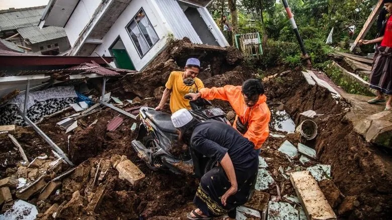 เหยื่อแผ่นดินไหวอินโดนีเซีย พุ่งกือบ 300 คน!