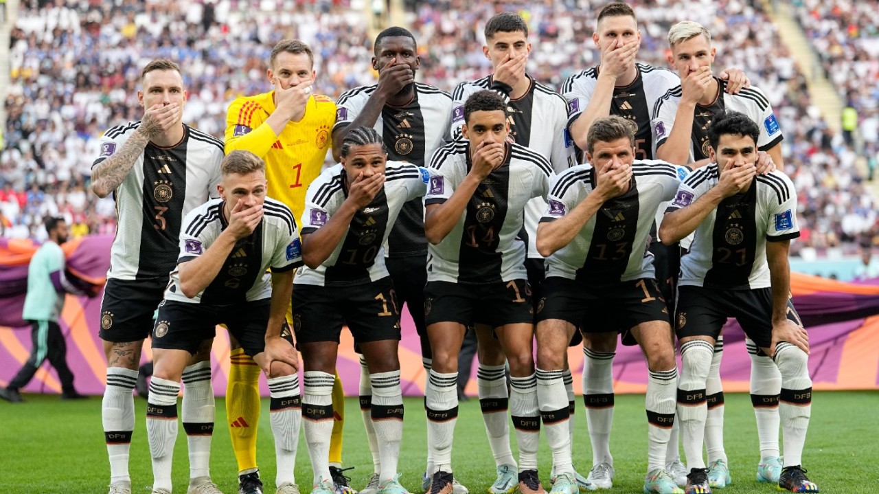ทีมเยอรมนีปิดปากถ่ายรูป ประท้วงฟีฟ่าห้ามหนุนรักร่วมเพศ