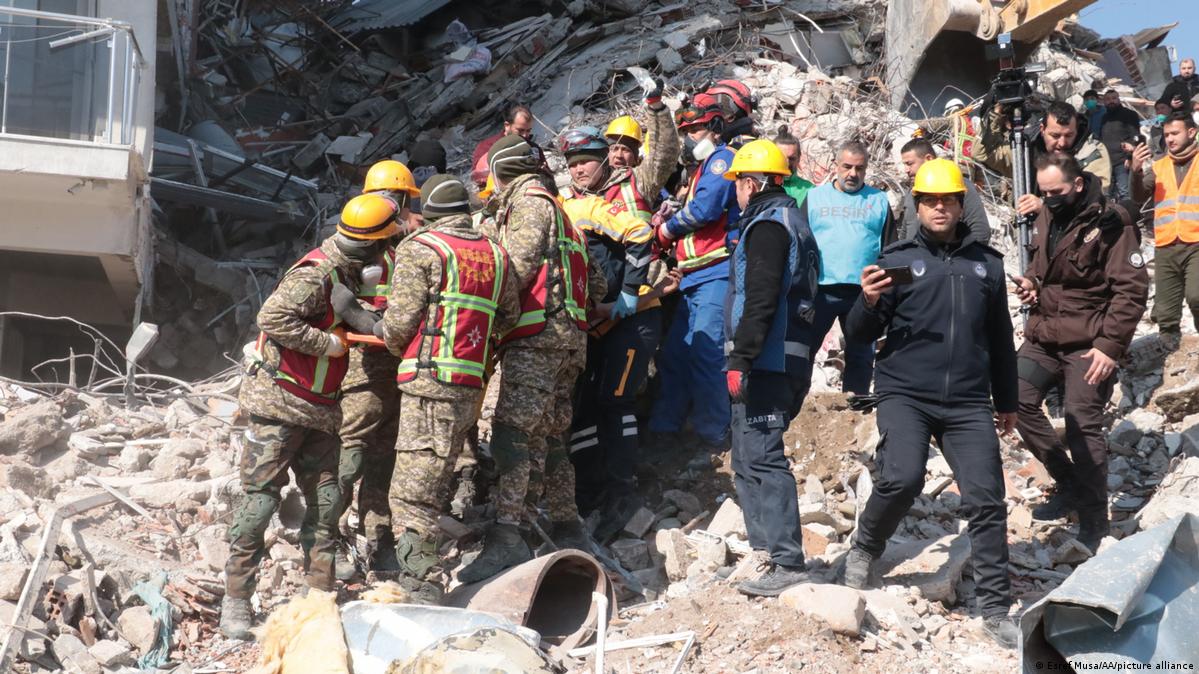 ชาย 2 คนรอดชีวิต ติดใต้ซากแผ่นดินไหวกว่า 10 วัน ยอดดับใกล้ 44,000 ราย