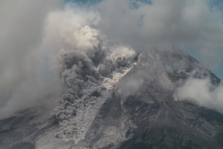 ภูเขาไฟเมอราปี ปะทุหนัก พ่นเถ้าท่วมเมือง