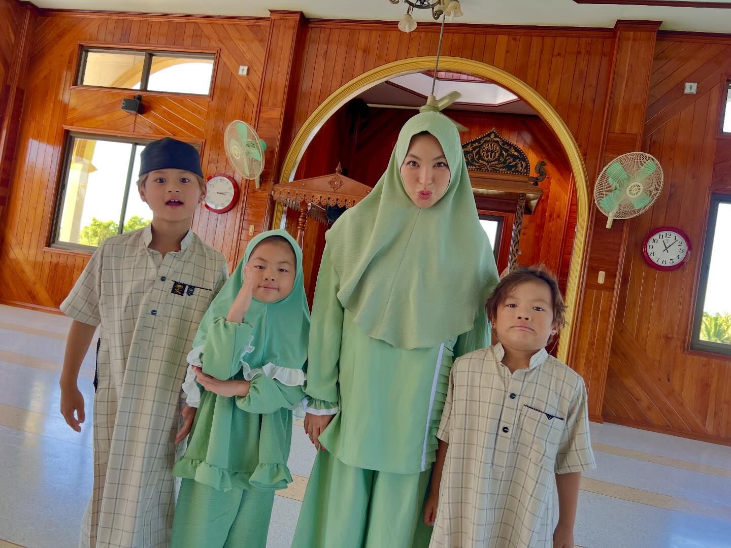 ครอบครัว กาย ฮารุ สวมชุดมุสลิม เรียนรู้ศาสนาอิสลาม