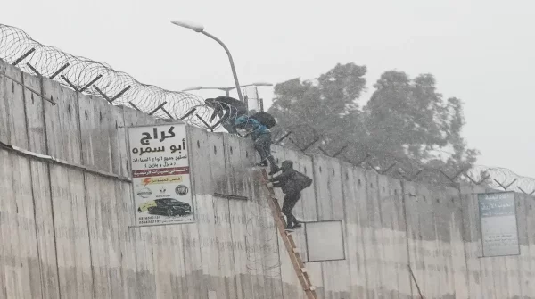 เสี่ยงตายทุกก้าว ชาวปาเลสไตน์ปีนกำแพงแบ่งแยก หวังไปถึงเยรูซาเล็ม